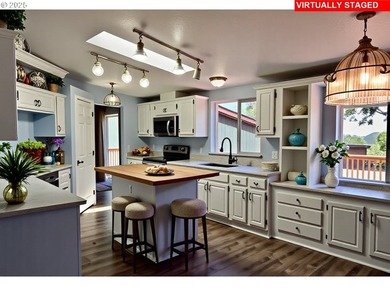 This spacious triple-wide manufactured home offers 3 bedrooms, 2 - photo 4