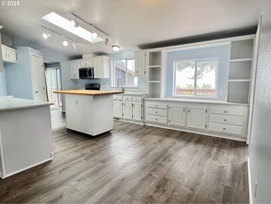 This spacious triple-wide manufactured home offers 3 bedrooms, 2 - photo 5