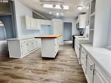 This spacious triple-wide manufactured home offers 3 bedrooms, 2 - photo 6