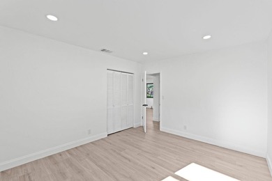 Beautifully updated East Oakland Park home with curb appeal and - photo 23