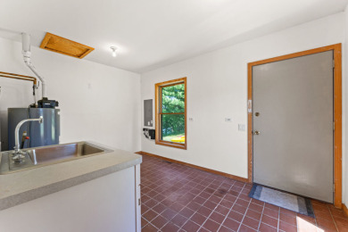 Charming Lakefront Cottage - photo 16