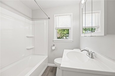 Move right into this beautifully updated 3-bedroom, 1.5-bath - photo 12