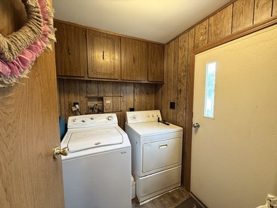 Welcome to this spacious 3 bedroom, 2 bath home in the desirable - photo 19