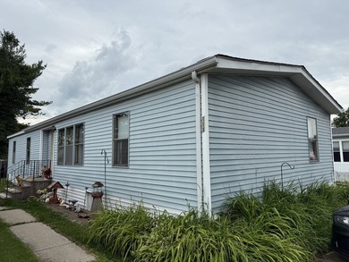 Welcome to this spacious 3 bedroom, 2 bath home in the desirable - photo 20