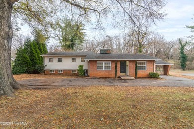 Come see this 4 Bedroom Split-level! This home has 3 bedrooms - photo 2