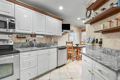 Bright and inviting townhouse offering a spacious layout that - photo 3