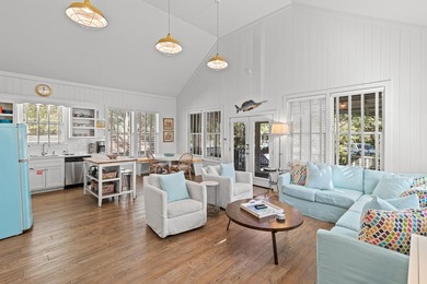 Charming Vintage Cottage & Carriage House in Historic Old - photo 4