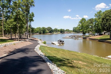 Gorgeous lake front home situated on 200 feet of shoreline - photo 3