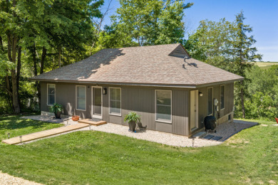 Charming Lakefront Cottage - photo 1