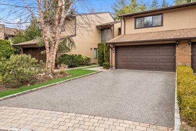 Welcome to this beautifully renovated Ashford model in the - photo 2