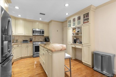 Welcome to this beautifully renovated Ashford model in the - photo 4