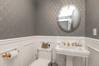 Welcome to this beautifully renovated Ashford model in the - photo 8