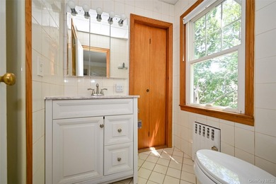 This oversized Gross Morton Colonial sits on one of the - photo 12