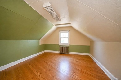 This oversized Gross Morton Colonial sits on one of the - photo 16