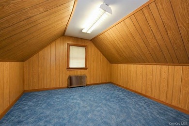 This oversized Gross Morton Colonial sits on one of the - photo 17