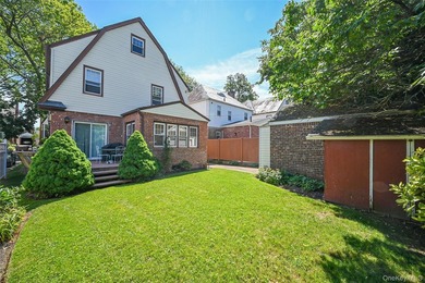 This oversized Gross Morton Colonial sits on one of the - photo 20