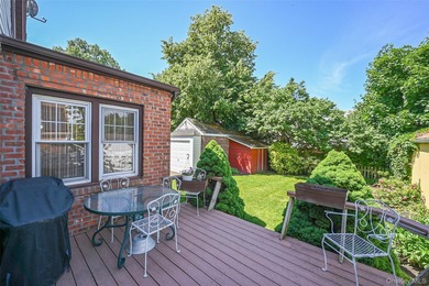 This oversized Gross Morton Colonial sits on one of the - photo 21