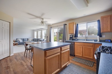 MOVE-IN READY HOME LOCATED IN A DESIRABLE NEIGHBORHOOD WITH MANY - photo 6