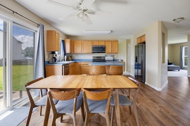 MOVE-IN READY HOME LOCATED IN A DESIRABLE NEIGHBORHOOD WITH MANY - photo 8
