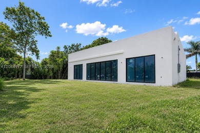 Modern design meets effortless indoor-outdoor living in this - photo 16