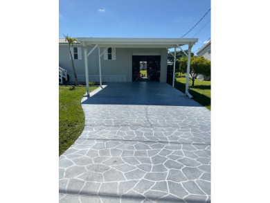 (private lake, pond, creek) Home For Sale in Okeechobee Florida