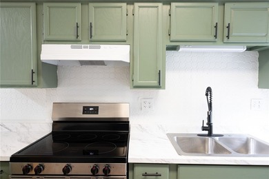 Fully vacant side-by-side duplex with over 2,200 sq ft of living - photo 6