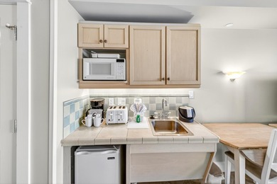Discover this charming 3rd-floor studio in the heart of the - photo 5