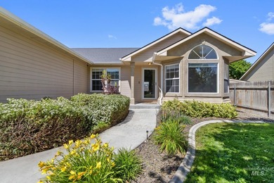 Beautiful 3-bedroom, 2-bath home featuring an open and inviting - photo 2