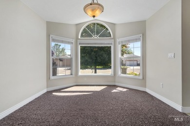 Beautiful 3-bedroom, 2-bath home featuring an open and inviting - photo 4