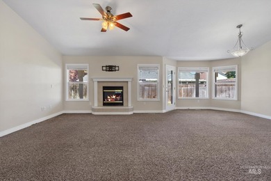 Beautiful 3-bedroom, 2-bath home featuring an open and inviting - photo 8