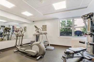 Modern 2BR, 2BA Condo with master bedroom with en suite, located - photo 14