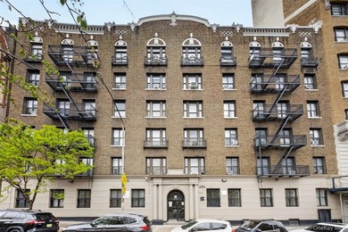 Beautiful 3-bedroom pre-war condominium available on historic - photo 1