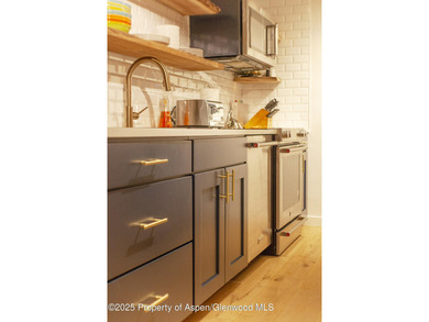 Welcome to this beautiful four-bedroom, three-bathroom condo - photo 8