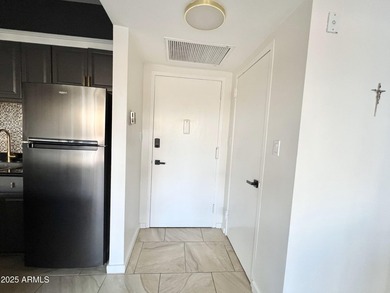 Furnished Uptown Phoenix Luxury Lifestyle! High ceilings give a - photo 21