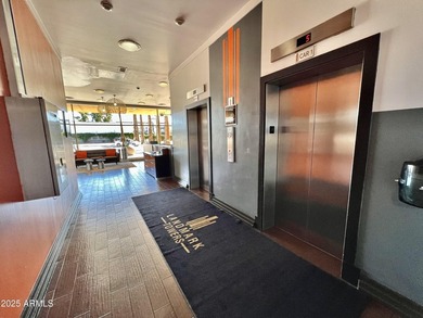 Furnished Uptown Phoenix Luxury Lifestyle! High ceilings give a - photo 23