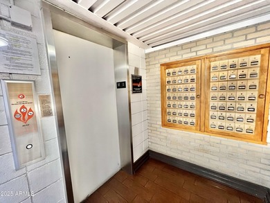 Furnished Uptown Phoenix Luxury Lifestyle! High ceilings give a - photo 25