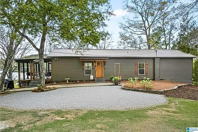 Welcome to The Nest. This Oasis is fully remodeled with hardwood - photo 32