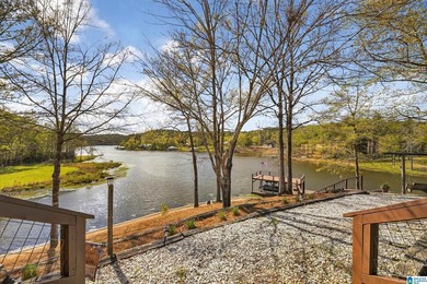 Welcome to The Nest. This Oasis is fully remodeled with hardwood - photo 33