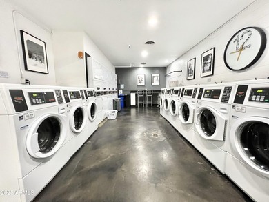 Furnished Uptown Phoenix Luxury Lifestyle! High ceilings give a - photo 37