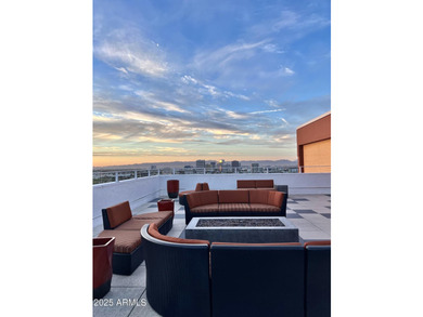 Furnished Uptown Phoenix Luxury Lifestyle! High ceilings give a - photo 44