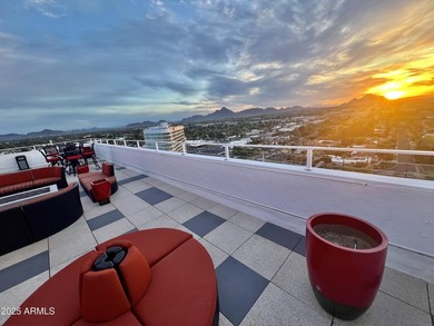 Furnished Uptown Phoenix Luxury Lifestyle! High ceilings give a - photo 45