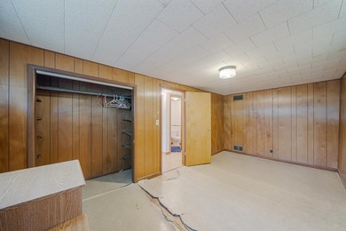 Spacious 2 story 5 bedroom home on .33 acres. Featuring 2 - photo 18