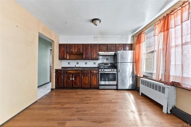 Investment opportunity in the Bronx! This legal 3-family home - photo 15