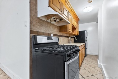 Investment opportunity in the Bronx! This legal 3-family home - photo 25