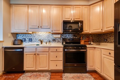 Premium Penthouse unit is a must see! It features vaulted - photo 3