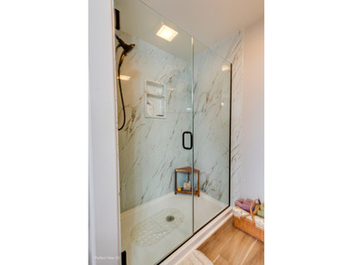 Premium Penthouse unit is a must see! It features vaulted - photo 10