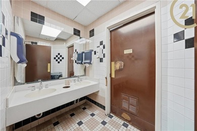 Institutional / Educational Facility - 6,500+ Sq Ft on 40x100 - photo 15
