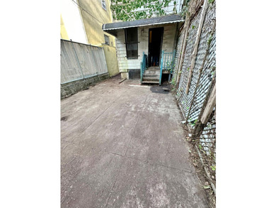 Excellent investment opportunity! Legal triplex featuring three - photo 16