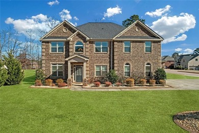 Luxury Living in Crystal Lake Golf & Country Club - A Rare - photo 1