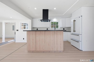 Completely renovated from top to bottom, this stunning 4-bedroom - photo 21